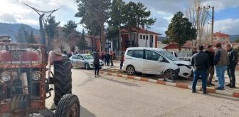 Burdur'da traktör ile ticari araç çarpıştı, 1 kişi yaralandı