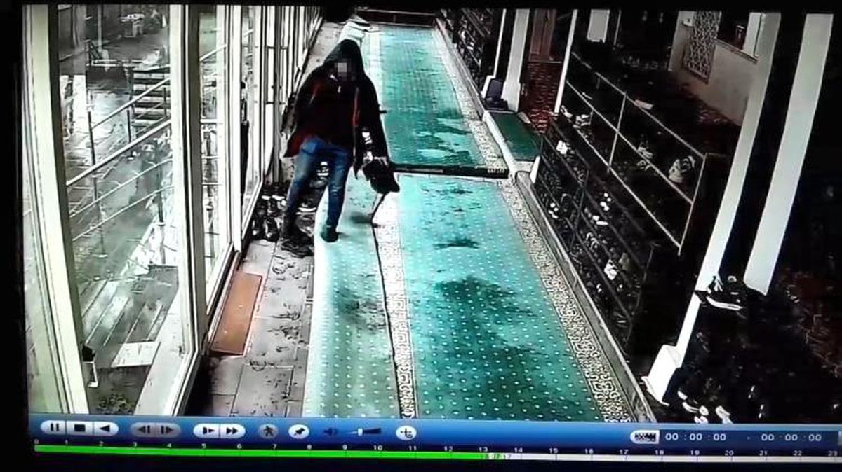 Diyarbakır'da Cuma Namazı Sırasında Ayakkabı Hırsızı Kameralara Yakalandı