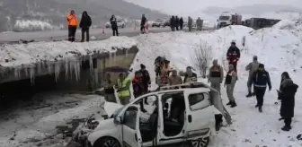 Erzincan'da midibüs ile hafif ticari araç çarpıştı: 1 ölü, 6 asker yaralı