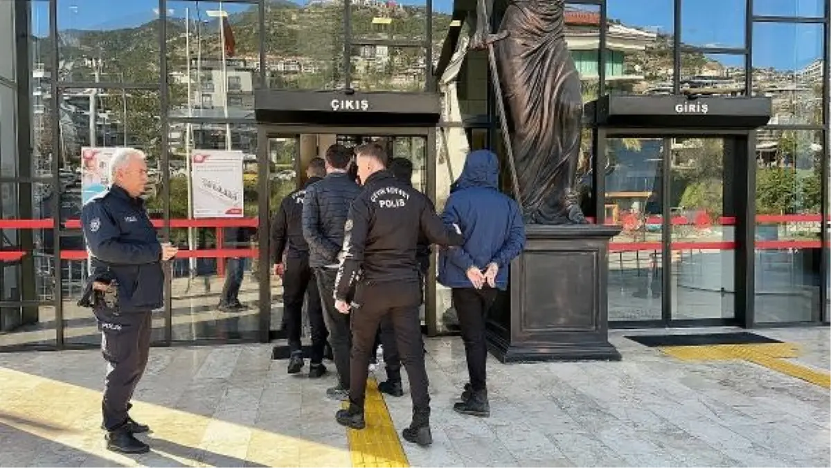 Alanya'da suç örgütü lideri ve 11 şüpheli adliyeye sevk edildi