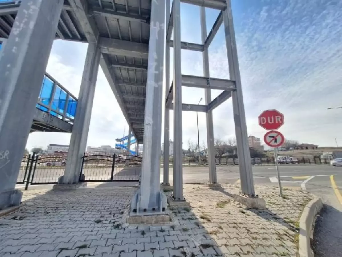 Üst Geçit Asansörü Olmadığı İçin Kullanılamadı, 3 Kişi Hayatını Kaybetti