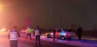 Sivas'ta buzlanan yol kazalara neden oldu
