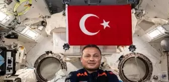 Türkiye'nin ilk astronotu Alper Gezeravcı, Uluslararası Uzay İstasyonu'nda Türk bayrağı önünde poz verdi