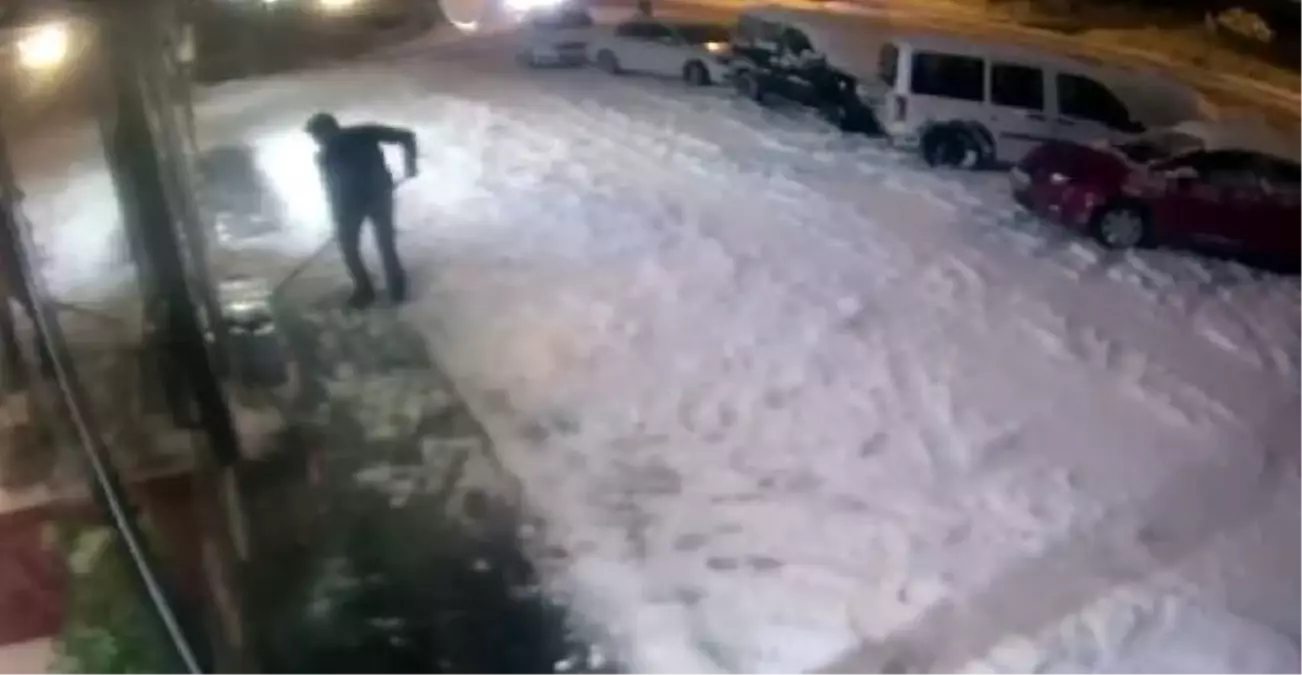 Bitlis'te Kar Kütlesi Altında Kalma Tehlikesi