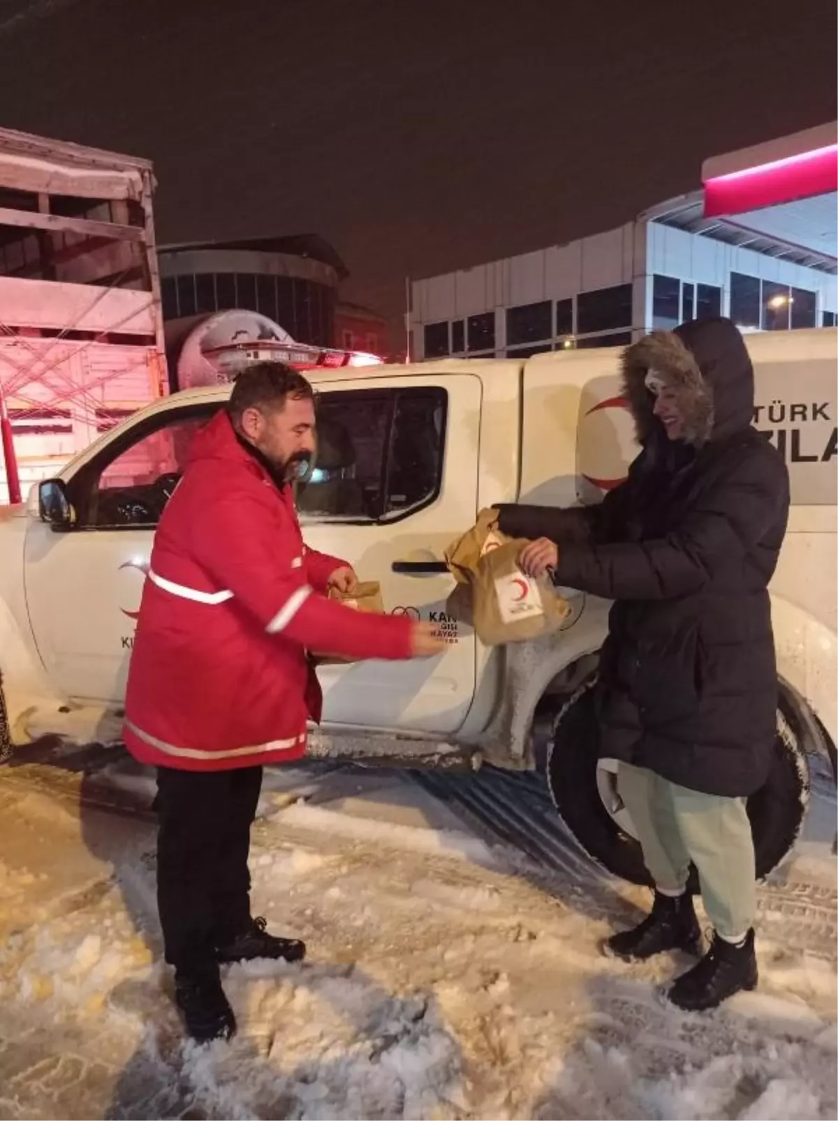 Erzurum'da Yağış Nedeniyle Yolda Kalanlara İçecek İkramı
