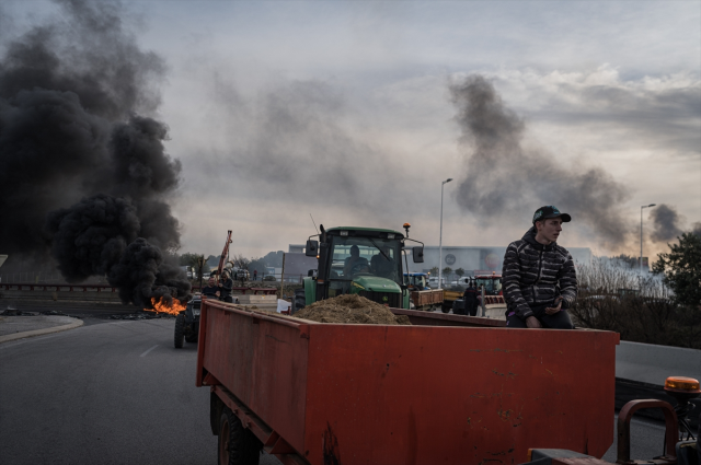 Fransa'da eylemler büyüyor! Çiftçiler gümrük ofisini ateşe verdi, sendikaların hedefinde başkent var