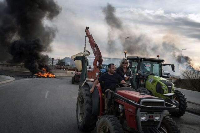 Fransa'da eylemler büyüyor! Çiftçiler gümrük ofisini ateşe verdi, sendikaların hedefinde başkent var