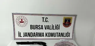 Jandarmayı görünce yere attıkları poşetten uyuşturucu, silah ve para çıktı; 2 gözaltı