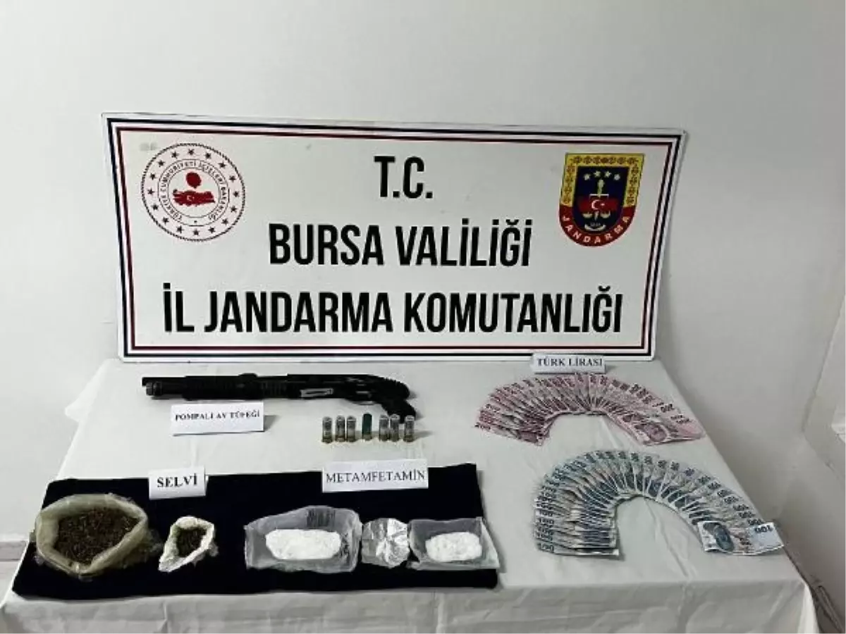 Jandarmayı görünce yere attıkları poşetten uyuşturucu, silah ve para çıktı; 2 gözaltı