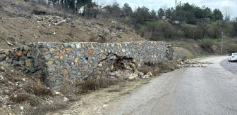 Karabük'te yol kenarındaki istinat duvarı yıkıldı