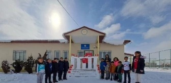 Öğretmenler ve öğrenciler kardan Anıtkabir yaparak İstiklal Marşı okudu