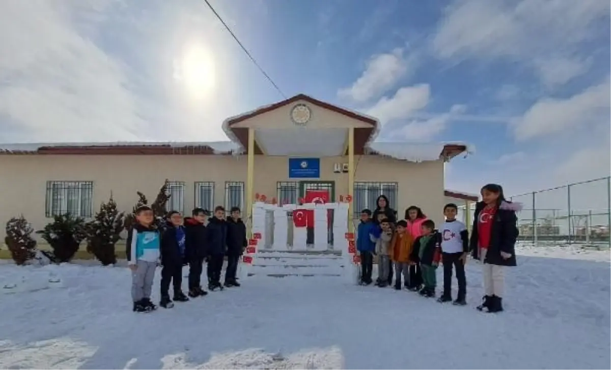 Öğretmenler ve öğrenciler kardan Anıtkabir yaparak İstiklal Marşı okudu