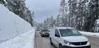 Abant Milli Parkı'nda Tatilciler Uzun Araç Kuyrukları Oluşturdu