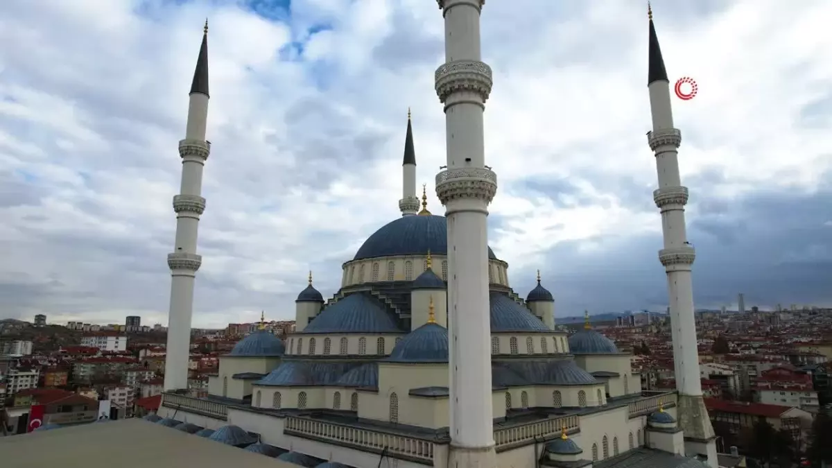 Kocatepe Camii'nin gökyüzü ile buluşması
