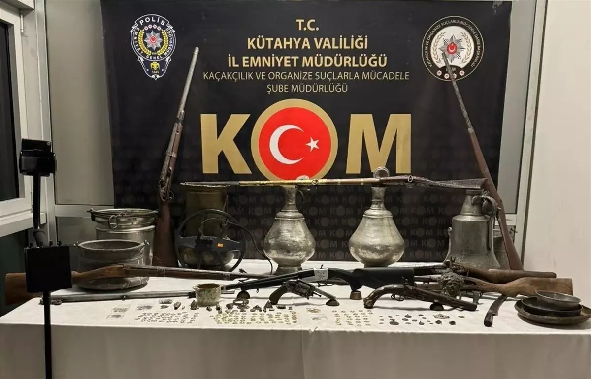 Kütahya'da Tarihi Eser Operasyonu: Araç ve Evde Değerli Malzemeler Ele Geçirildi