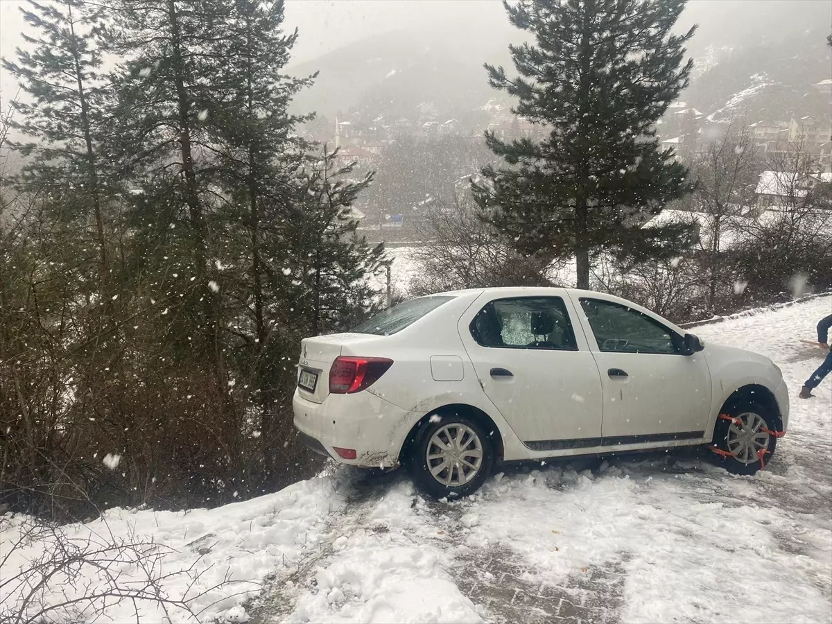 Mudurnu'da yoğun kar yağışı nedeniyle uçurum kenarında duran otomobil kurtarıldı