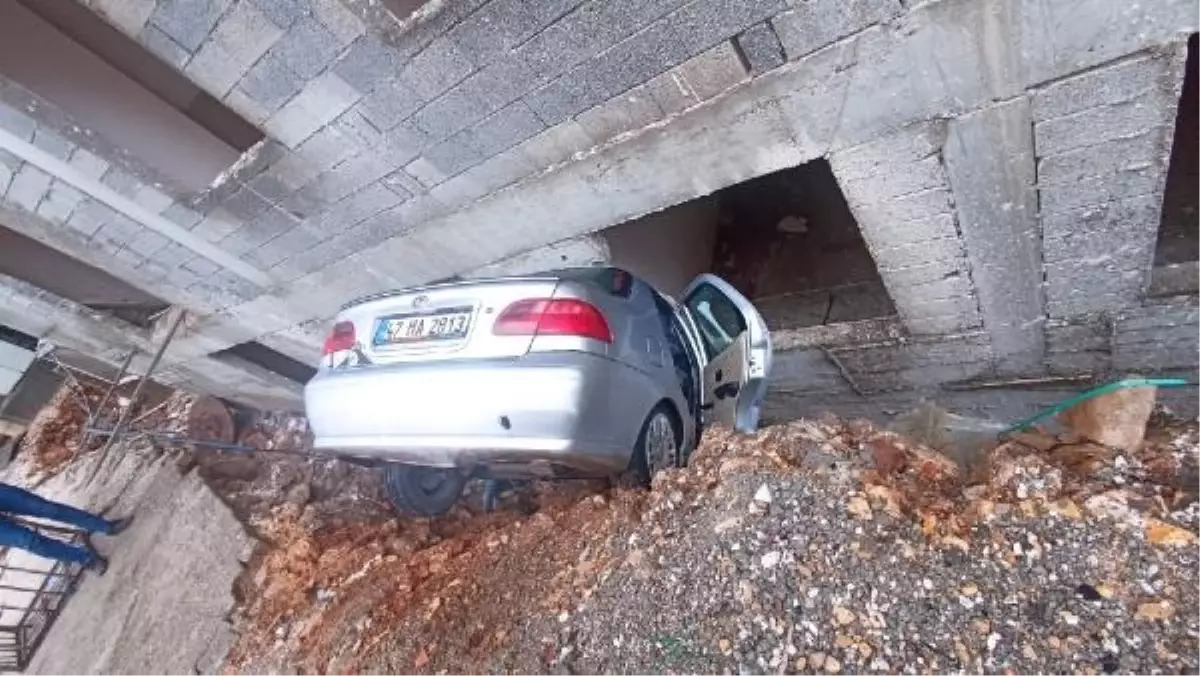 Mardin'de otomobil inşaat alanına düştü