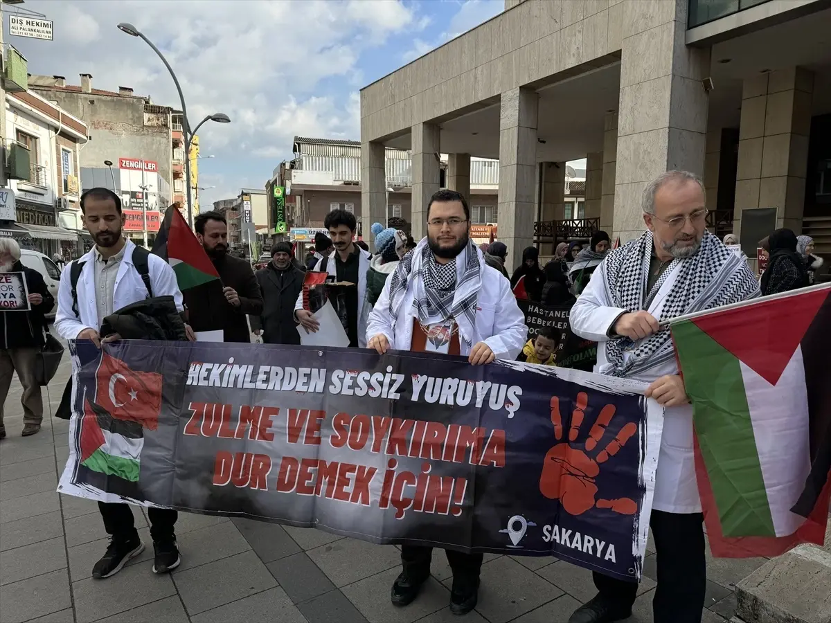 Sakarya'da Hekimler ve Sağlık Çalışanları İsrail'in Saldırılarını Protesto Etti