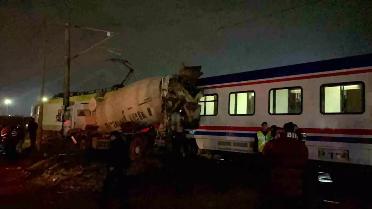 Tekirdağ'da yolcu treni beton mikseri ile çarpıştı