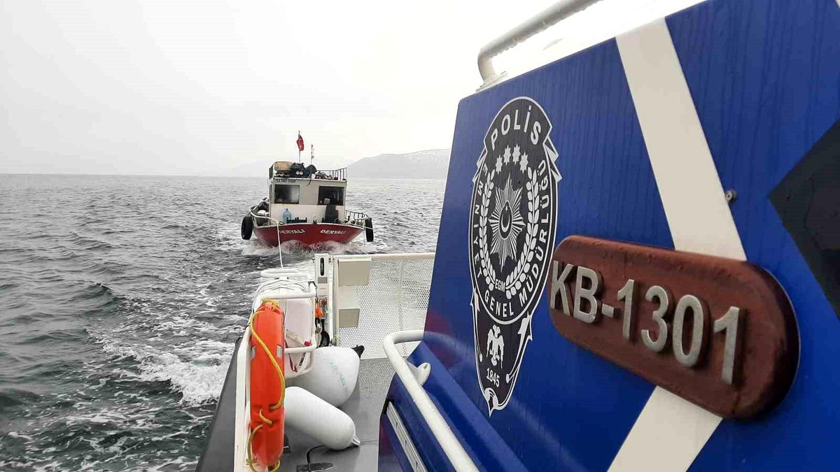 Van Gölü'nde motor arızası nedeniyle sürüklenen balıkçı teknesi kurtarıldı