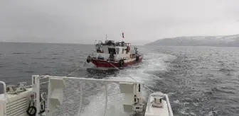 Van Gölü'nde arızalanan balıkçı teknesi Tatvan Feribot Limanı'na çekildi