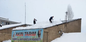 Yüksekova'da iş yerleri kar temizliği yapıyor
