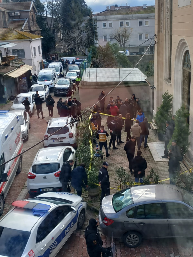 Kiliseye saldırı sonrası polis bu görüntüyü araştırıyor! Maskeli 2 şahıs kameraya böyle yansıdı