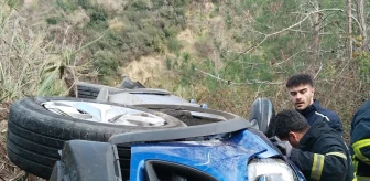 Adana'da şarampole yuvarlanan otomobilde 2 kişi yaralandı