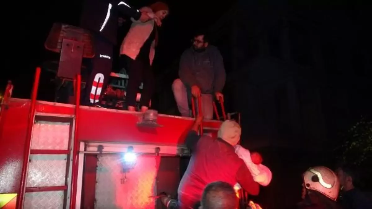 Antalya'da Mahsur Kalan 6 Kişi Yangından Kurtarıldı
