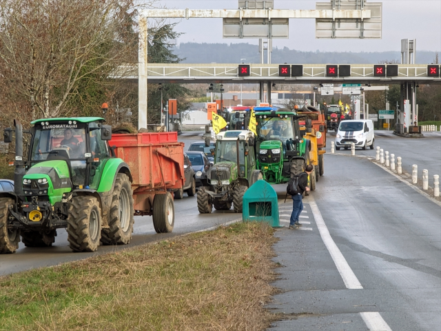 Hükümetle anlaşmazlık yaşayan Fransız çiftçiler, Paris'i 1.000 traktörle kuşatmaya başladı