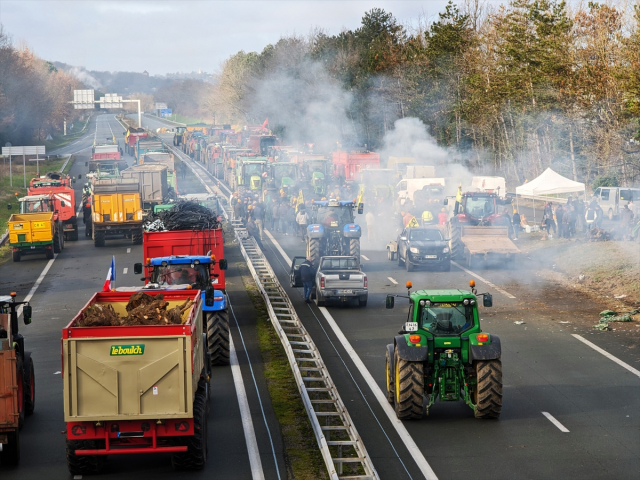 Hükümetle anlaşmazlık yaşayan Fransız çiftçiler, Paris'i 1.000 traktörle kuşatmaya başladı