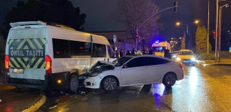 Kocaeli'de servis minibüsü otomobille çarpıştı: 4 yaralı