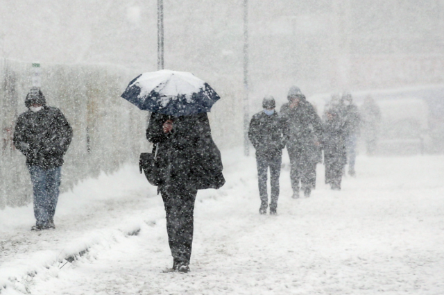 Meteoroloji duyurdu: İstanbul'da dün gece etkili olan kar yağışı bugün ve yarın da sürecek