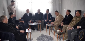 Muş Valisi Avni Çakır, terör örgütü PKK mensuplarıyla çıkan çatışmada yaralanan askerleri ziyaret etti