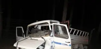 Antalya'da Otomobil ile Kamyonet Kafa Kafaya Çarpıştı: 1 Ölü, 2 Yaralı