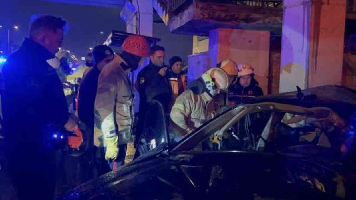 Yağış nedeniyle kontrolden çıkan otomobil üst geçide çarptı! 1 kişi öldü, 1 kişi ağır yaralandı Yağış nedeniyle kontrolden çıkan otomobil üst geçide çarptı! 1 kişi öldü, 1 kişi ağır yaralandı