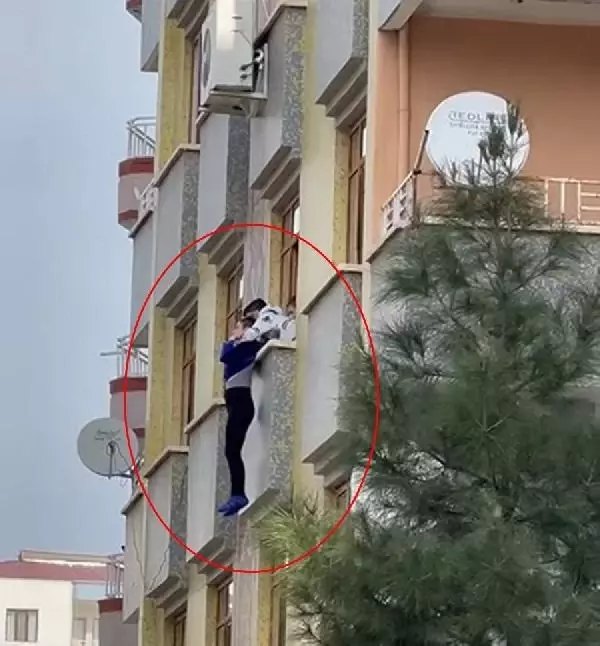 Apartmandan atlamak isteyen kadın son anda kurtarıldı