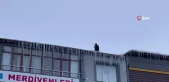 Bitlis'te yürekleri ağızlara getiren çatı temizliği
