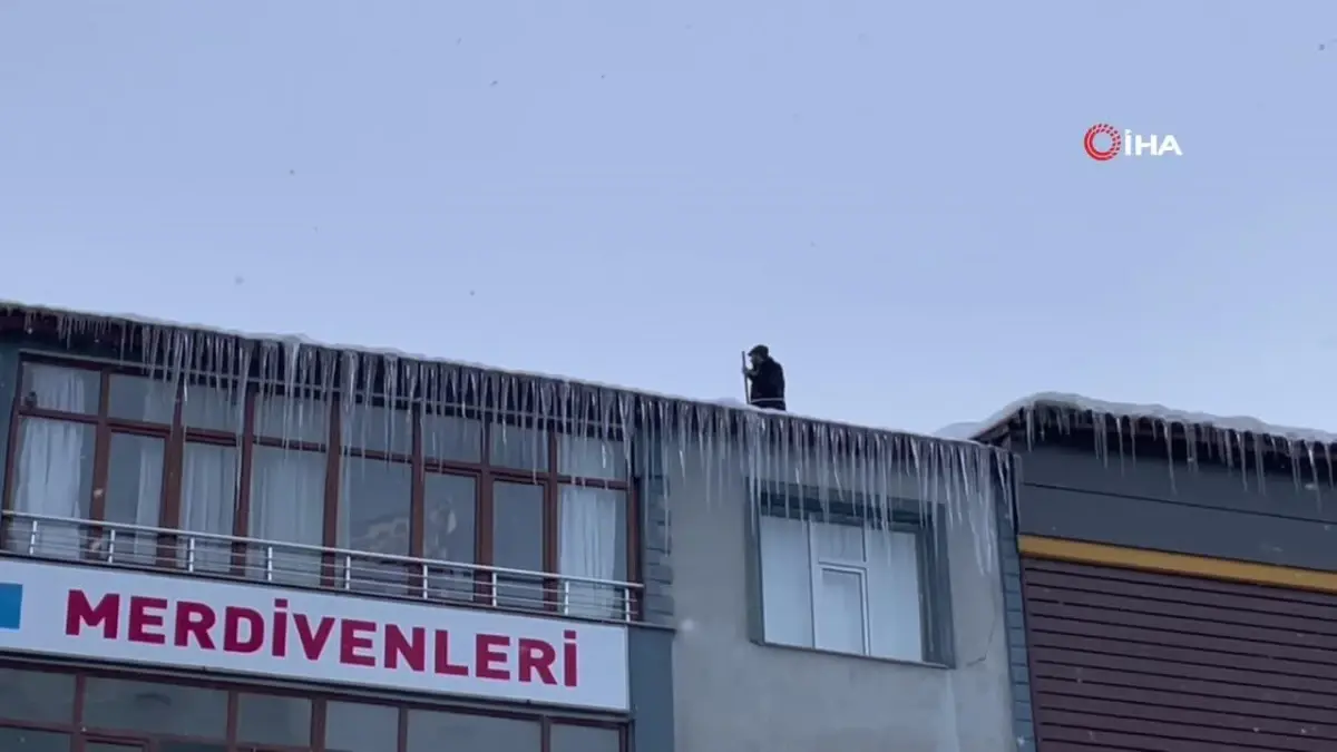 Bitlis'te yürekleri ağızlara getiren çatı temizliği