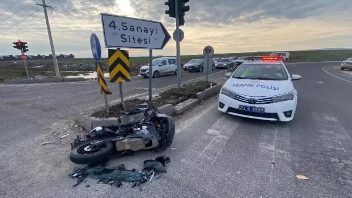 Diyarbakır'da Otomobil ile Motosiklet Çarpıştı: 2 Yaralı