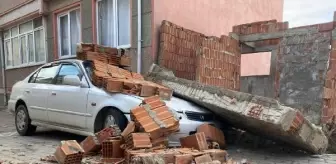 Edirne'de rüzgarın etkisiyle inşaat duvarı otomobilin üzerine devrildi