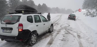 Karda mahsur kalan sürücüyü belediye başkanı kurtardı