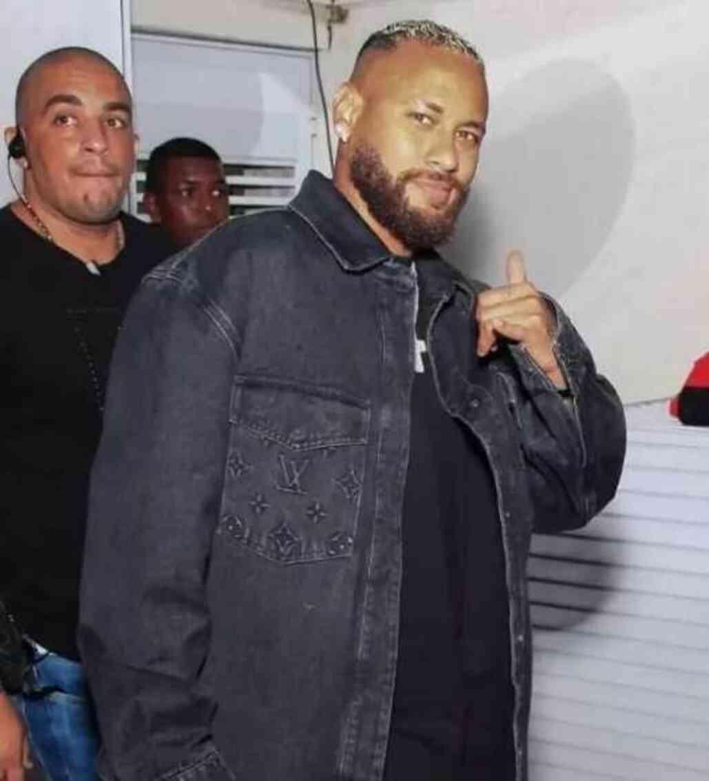 Neymar kendisine 'şişman' diyenlere el hareketi çekerek tepki gösterdi