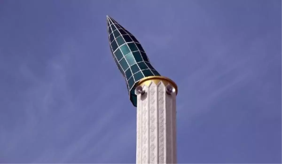 Aksaray'da Rüzgarın Etkisiyle Cami Minaresinin Külahı Yerinden Söküldü