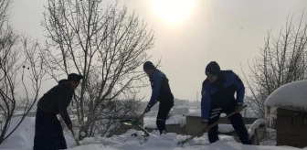 Polisler, kar temizlemeye çalışan kadına yardım etti