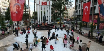 Antalya Kumluca'da Çocuklar Karla Eğlendi