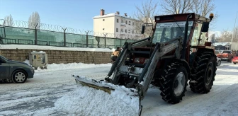Ardahan'da yoğun kar yağışı sonrası belediye ekipleri karı kent dışına taşıyor