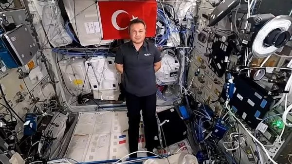 İlk Türk Astronot Alper Gezeravcı, Diyarbakır'daki öğrencilerle görüntülü konuştu