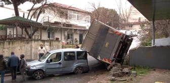Ataşehir'de freni patlayan kamyon park halindeki aracın üzerine devrildi