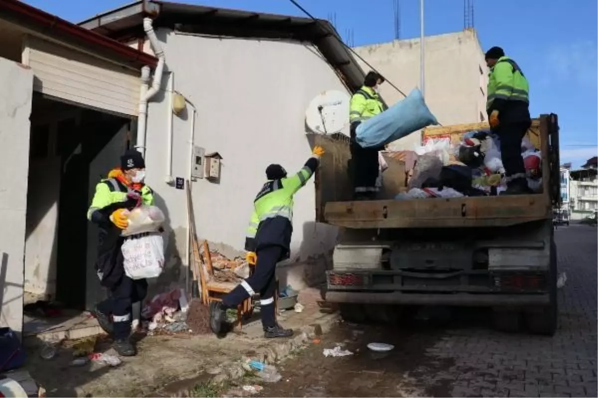 Nazilli'de yalnız yaşayan kadının evinden 3 kamyon çöp çıkarıldı